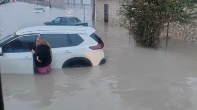 Encharcamiento de 800 metros deja vehículos varados en carretera Juárez-Porvenir