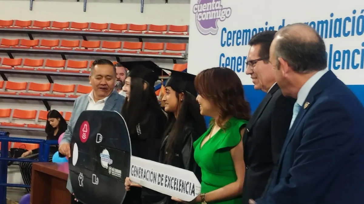 Entregan auto último modelo a egresada de la UACJ con promedio de 9.93