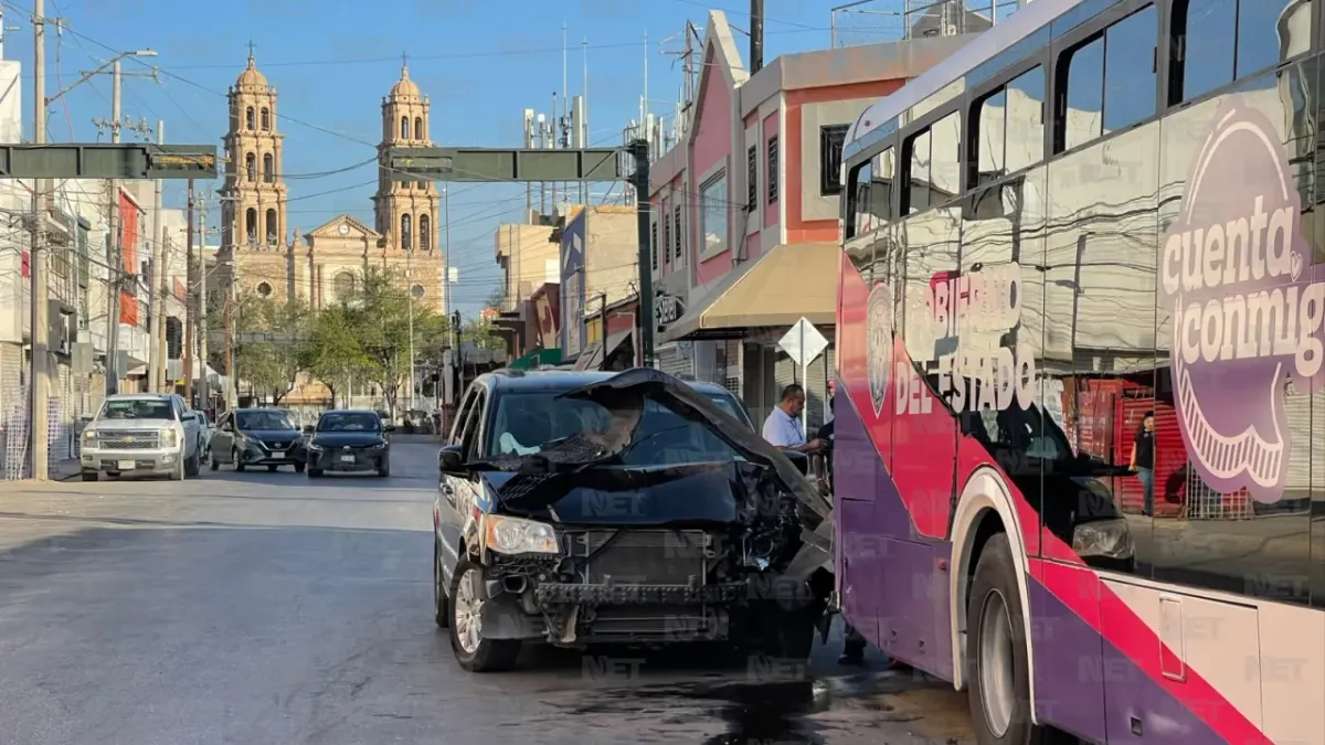 Choca adulta mayor contra JuárezBus en la Vicente Guerrero