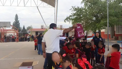 Retrasan lluvias entrega de mochilas y loncheras escolares en Juárez