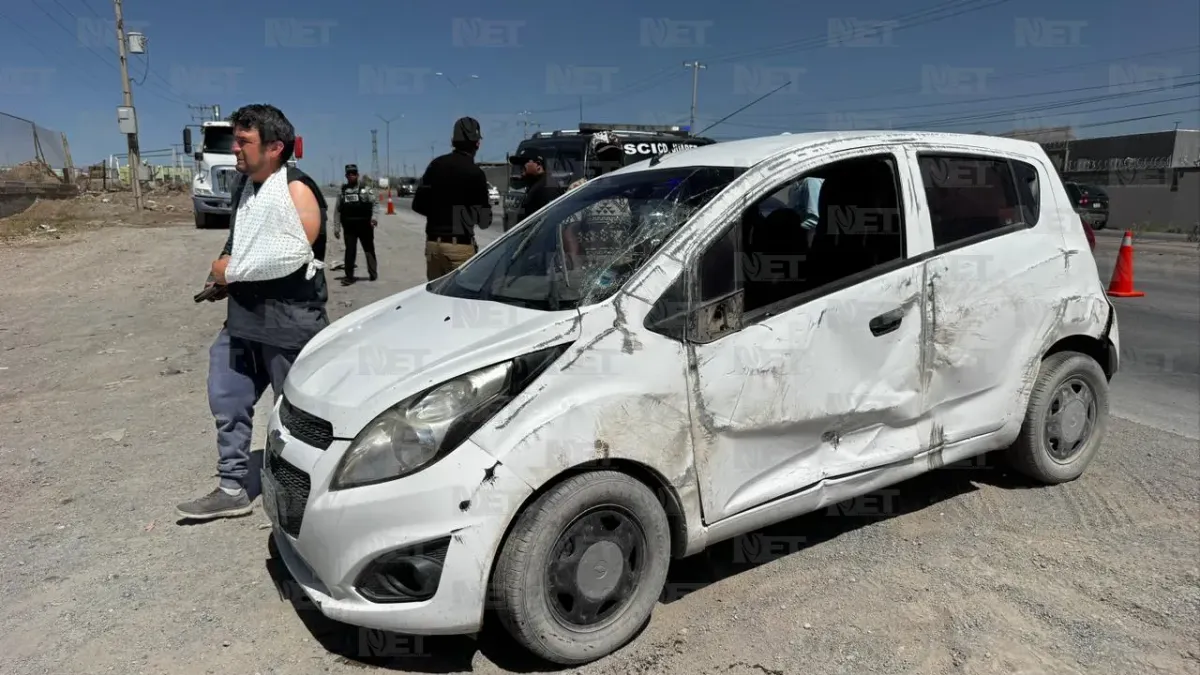 Mujer resulta lesionada tras volcadura en la carretera a Casas Grandes