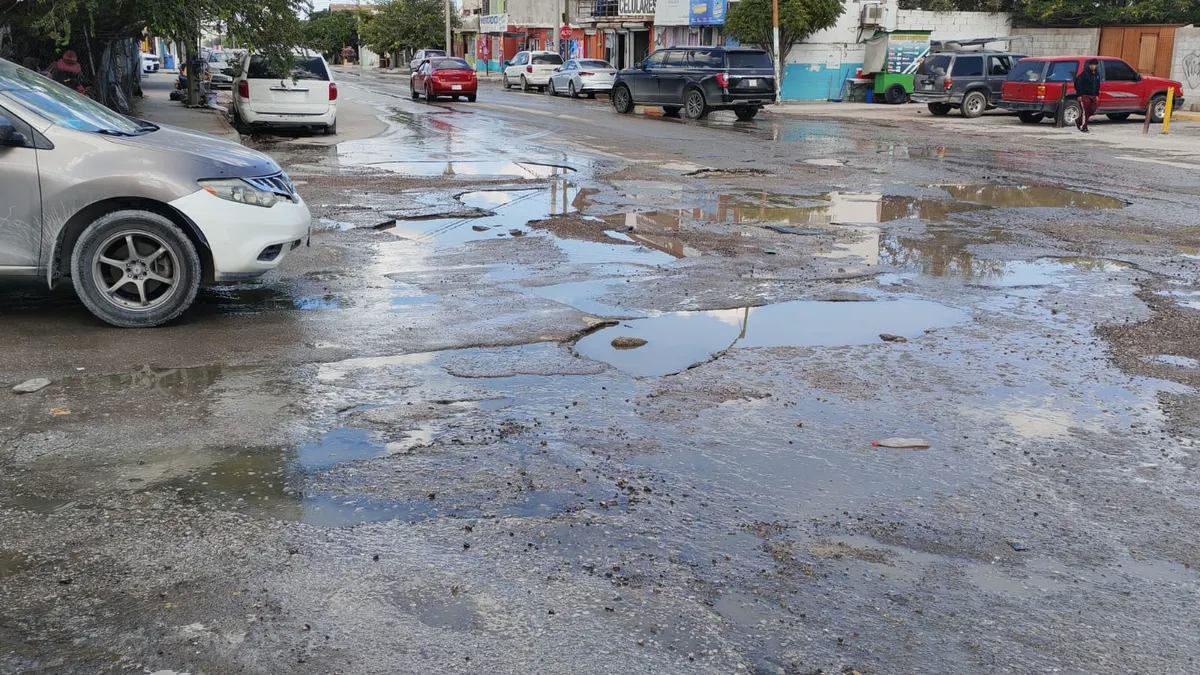 Piden vecinos de Eco 2000 reparación de calles afectadas por fuga de agua