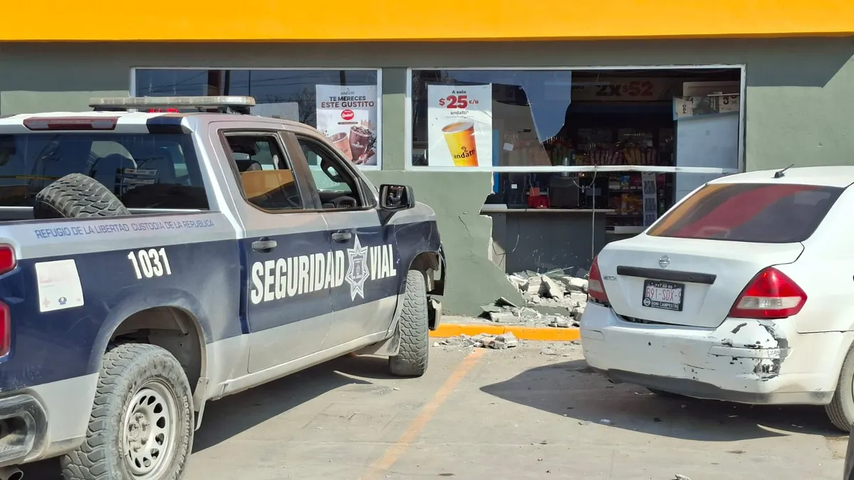 Confunde freno con acelerador y termina dentro de un Oxxo en la Anáhuac