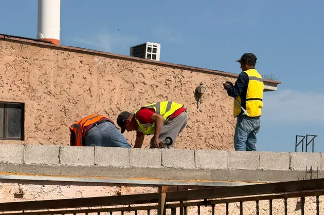Atienden a trabajador que se desmayó en techo de la Campestre Virreyes