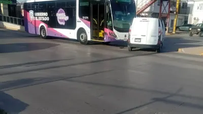 Intenta ganarle el paso al JuárezBus y provoca fuerte choque en Zaragoza