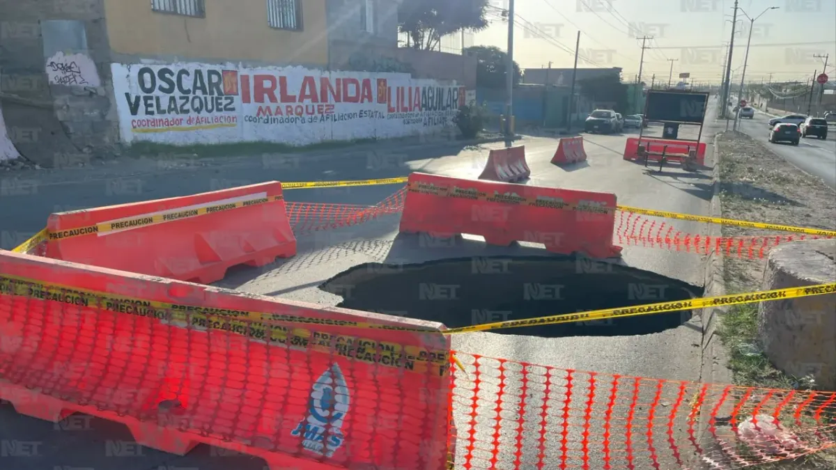 Cierran carril en la Ponciano Arriaga por socavón