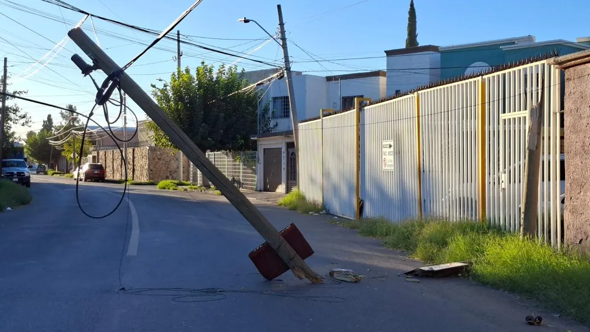 Poste caído bloquea vialidad en Jardines de San José