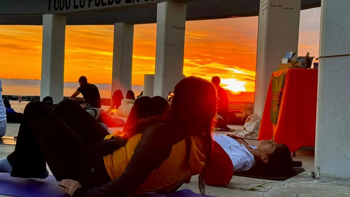 Realizan sesión de yoga al aire libre en el mirador Rosa de los Vientos
