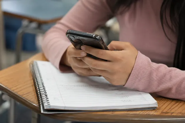 Abre SEP debate nacional para regular uso de IA y celulares en escuelas