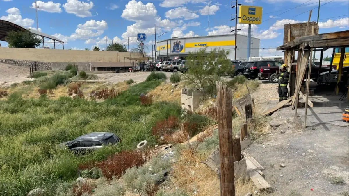 Bajó a cargar gas, olvidó poner el cambio y su Jeep cayó a un dique
