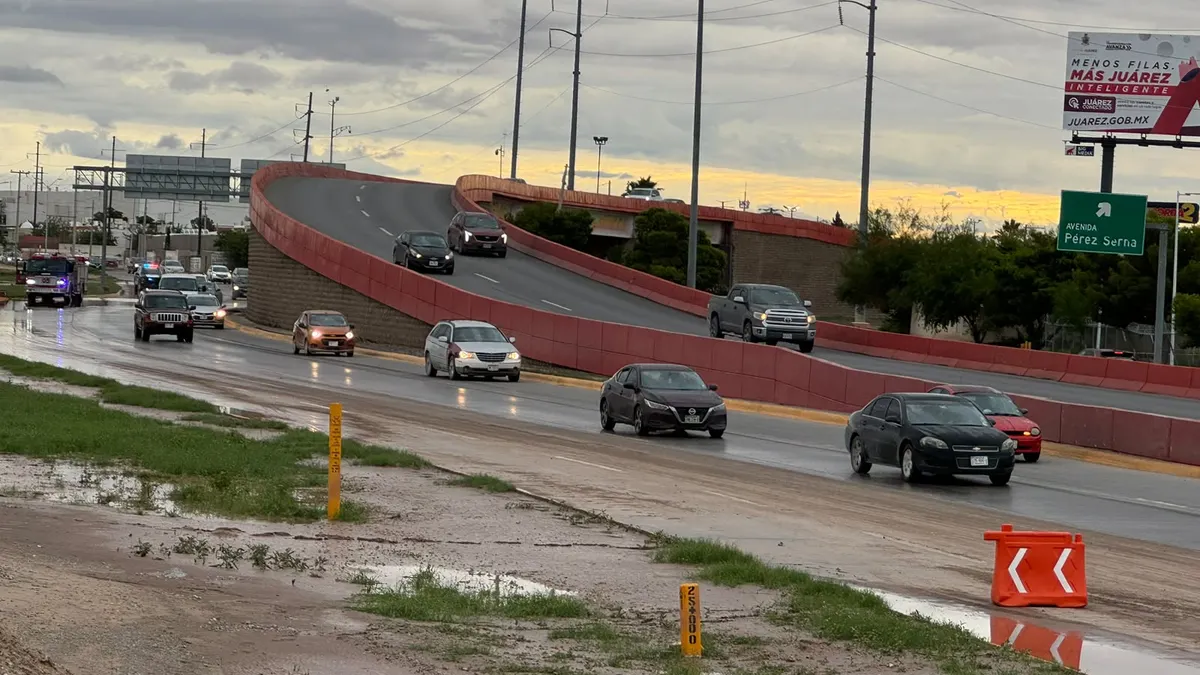 Habilitan dos carriles en Juan Pablo II tras labores de desagüe