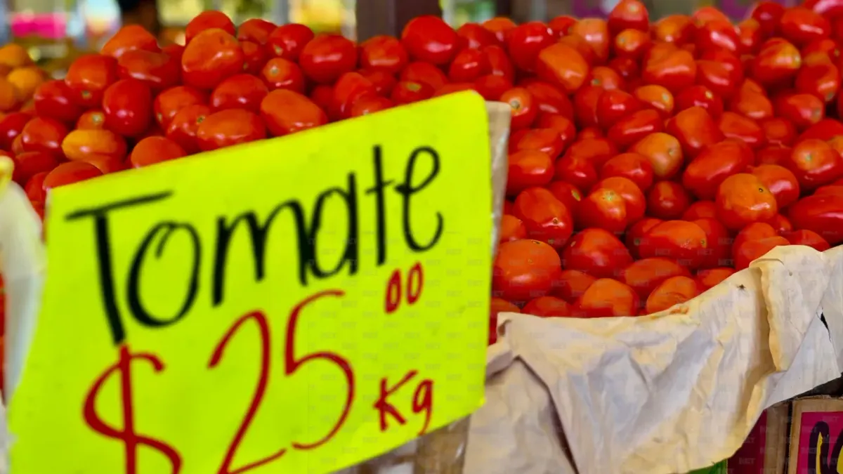 Llegan tráileres con frutas y verduras en remate a Ciudad Juárez