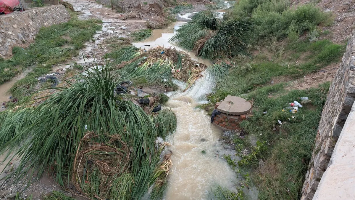 Lluvias arrancan pavimento en la calle Santiago de la colonia Fronteriza