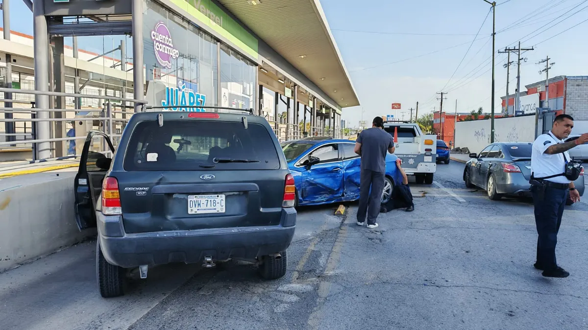 Choque frente a estación del JuárezBus El Vergel congestiona el eje vial