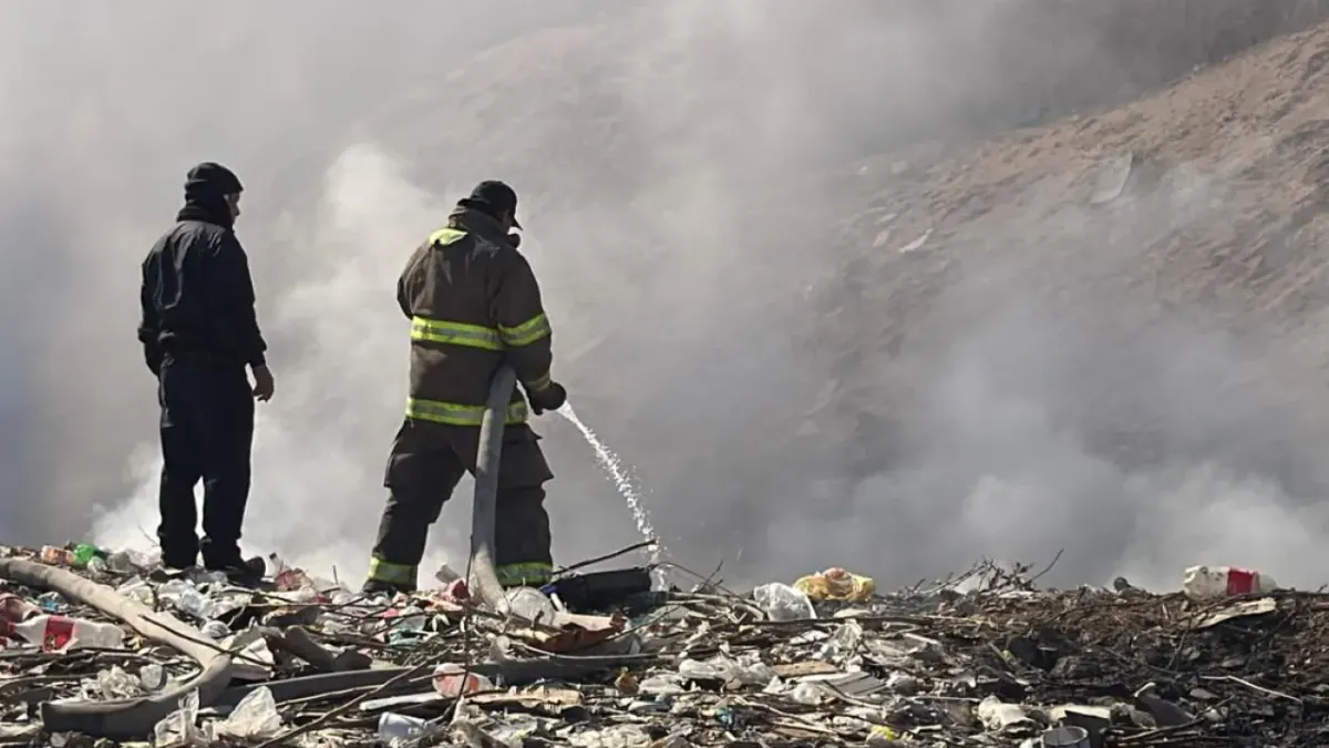 Suman 3 días de incendio en basurero clandestino de El Sauzal 
