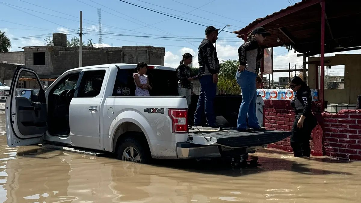 Grupo de juarenses reparte agua potable en colonias afectadas por lluvias
