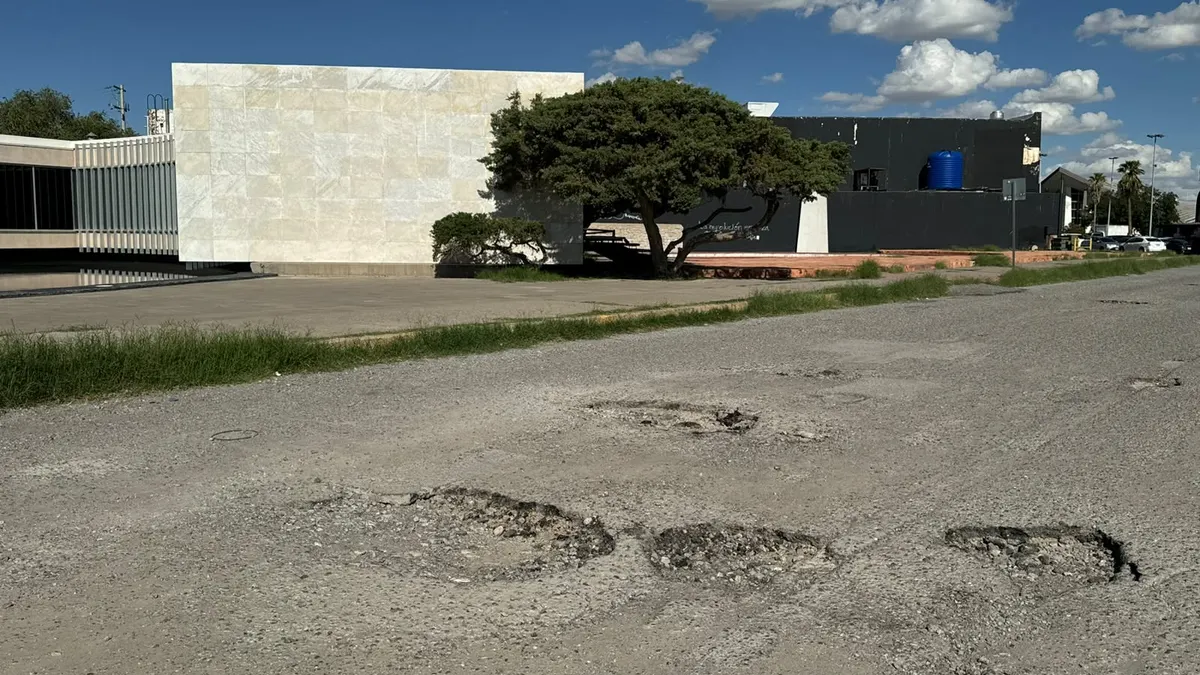 Baches frente al Museo de Arte complican la circulación