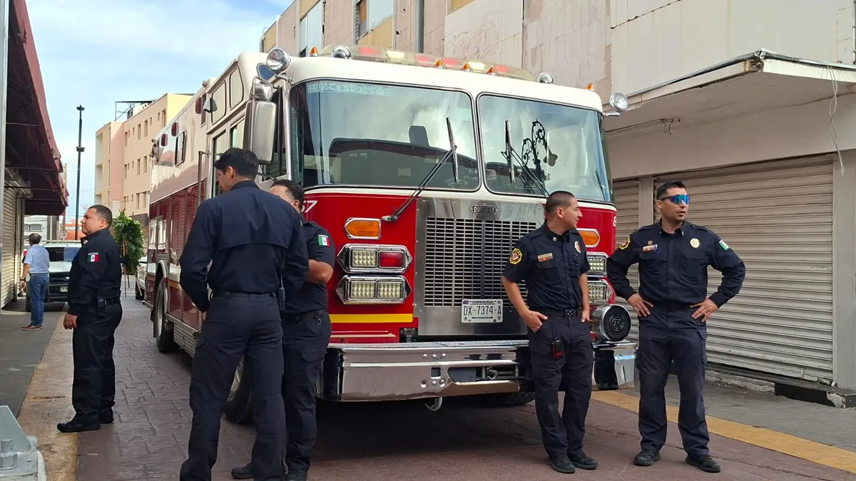 Rinden homenaje a bomberos caídos en incendio del Centro de Chihuahua hace 20 años