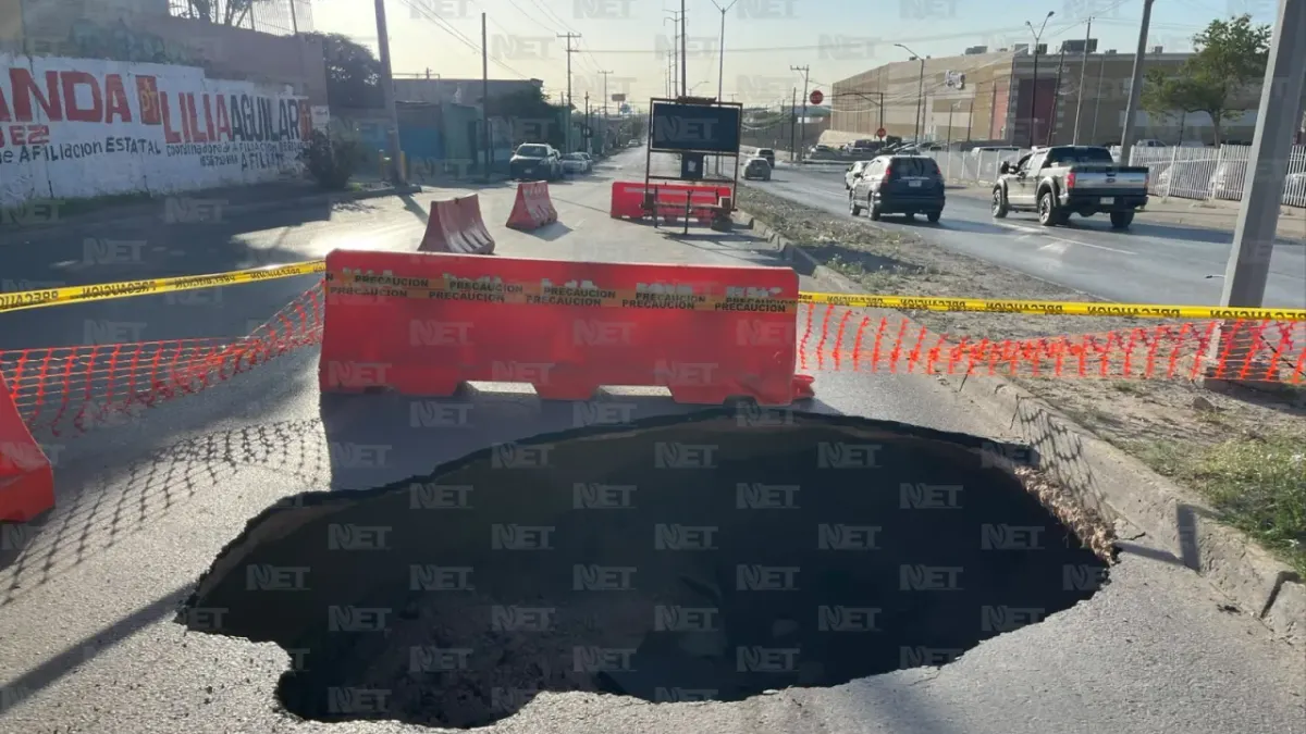 Cierran carril en la Ponciano Arriaga por socavón