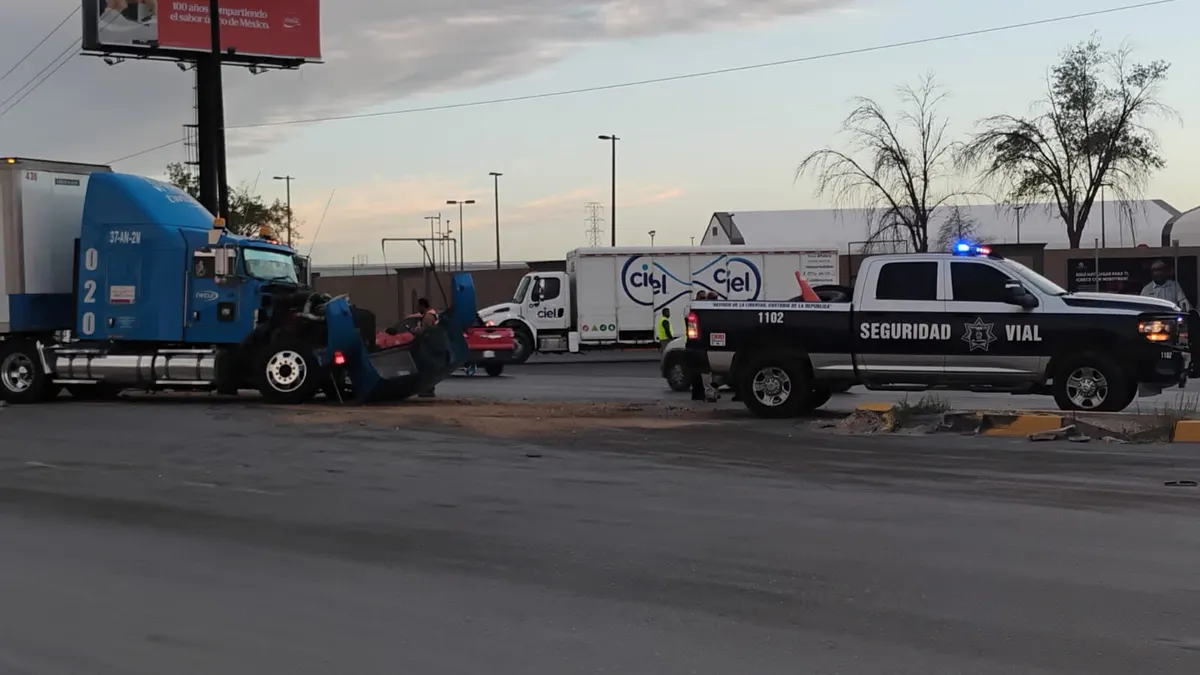 Intentan pasar 2 autos junto a tráiler y terminan chocando en el Óscar Flores
