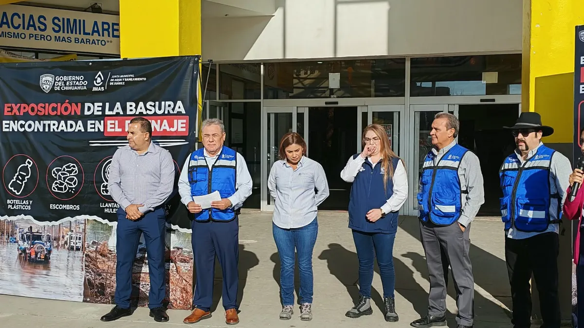 Exhibe JMAS desechos extraídos del drenaje en Plaza Las Américas