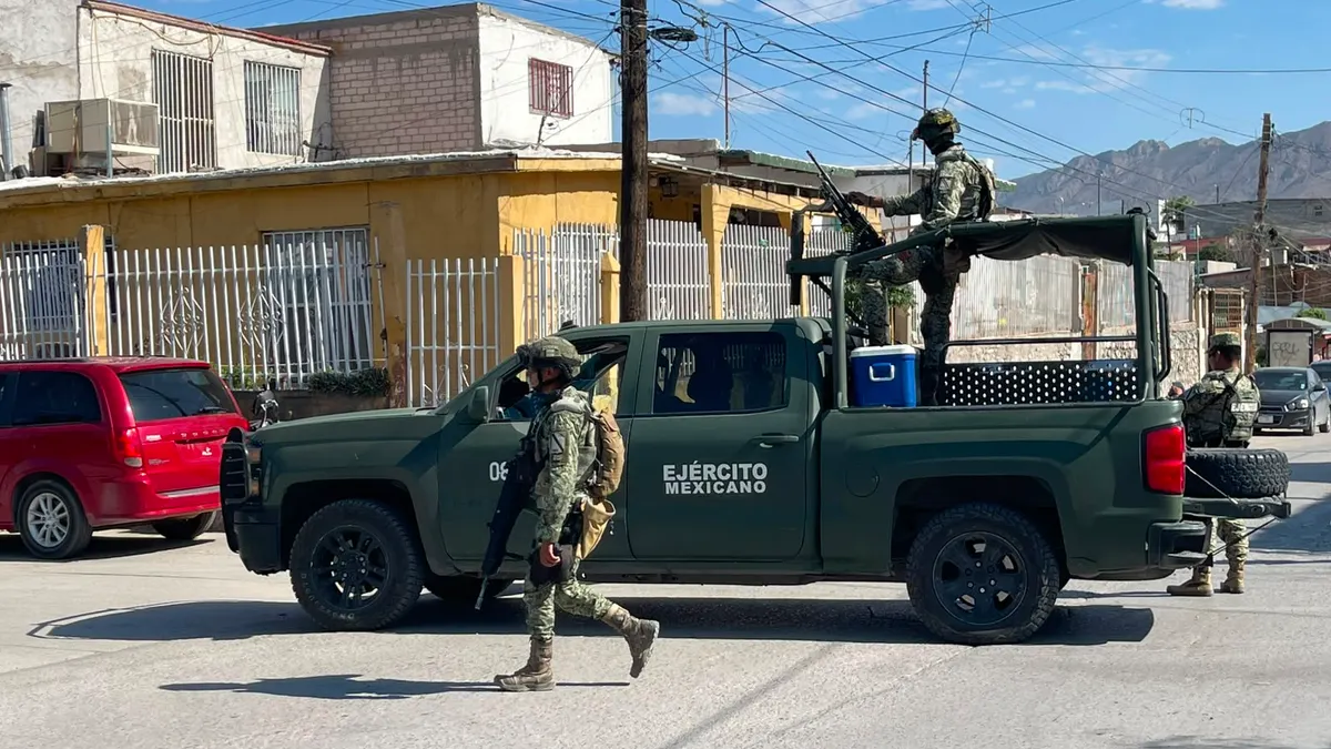Catean viviendas por homicidio en estacionamiento de centro comercial; hay un detenido