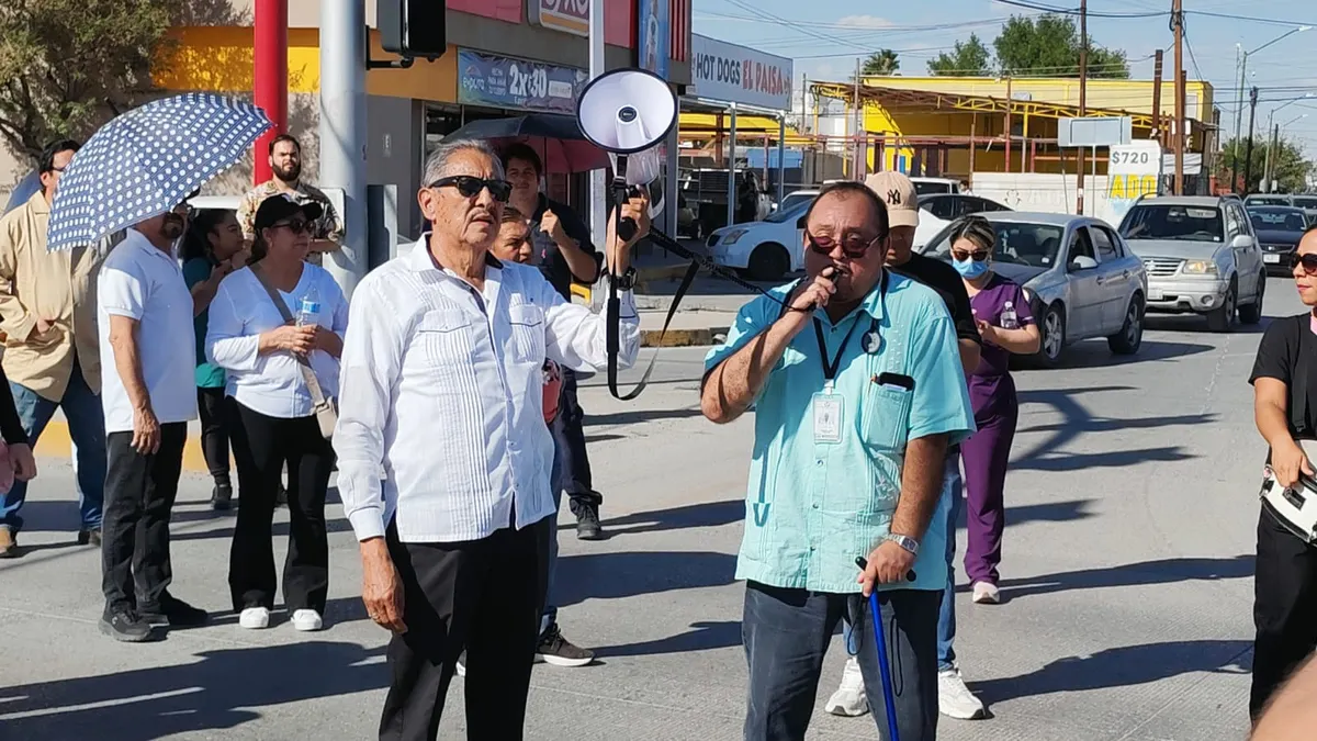 Bloquean trabajadores del IMSS 35 cruce en protesta por salario e insumos