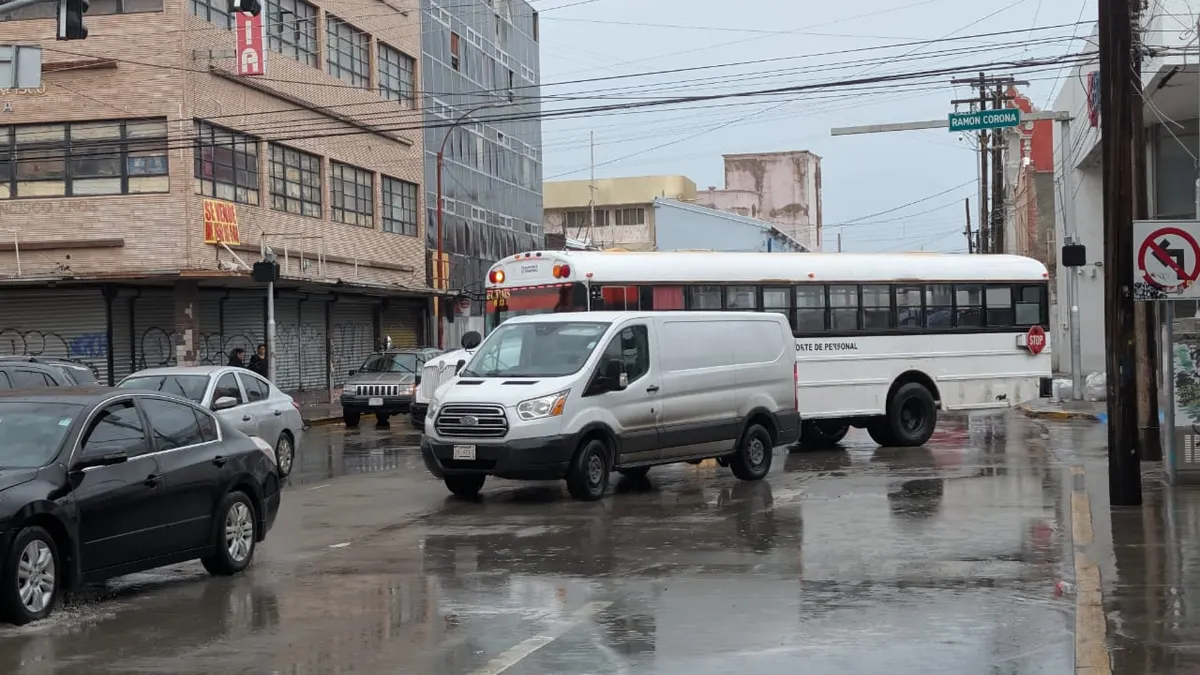 Provoca caos vial cierre de pasos a desnivel en el Centro de Juárez