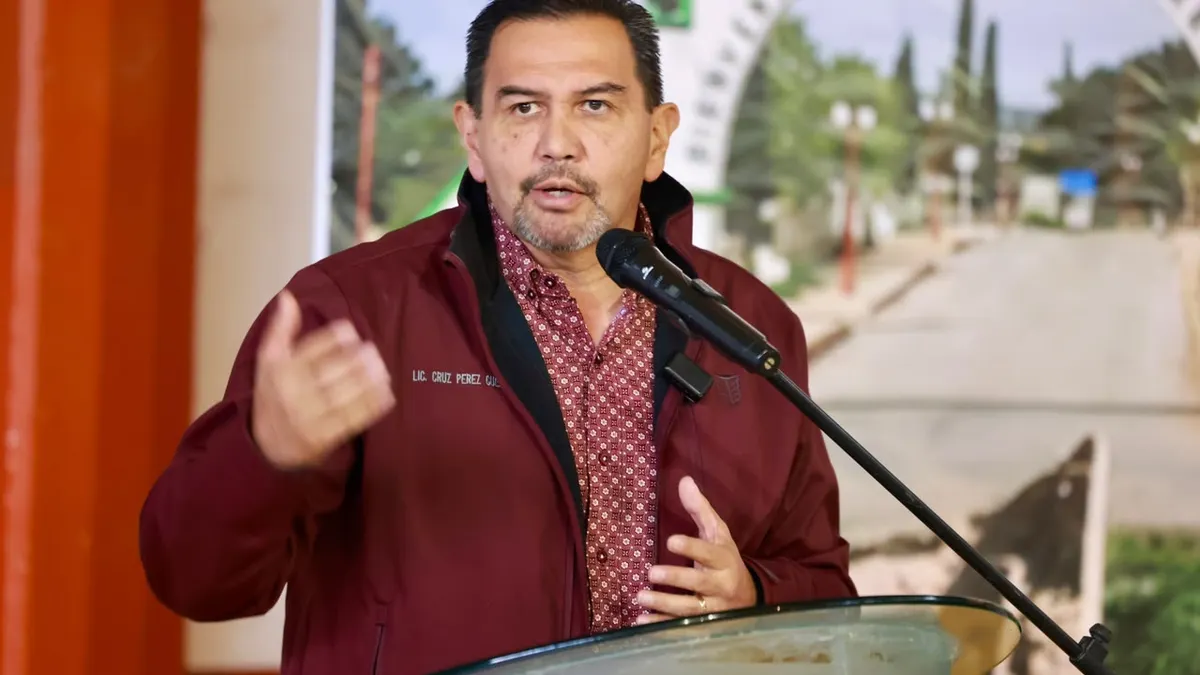 Encabeza Cruz Pérez Cuéllar entrega de mobiliario escolar en Chihuahua