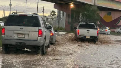Trabajan Bomberos y JMAS para retirar agua tras desbordamiento del río Bravo