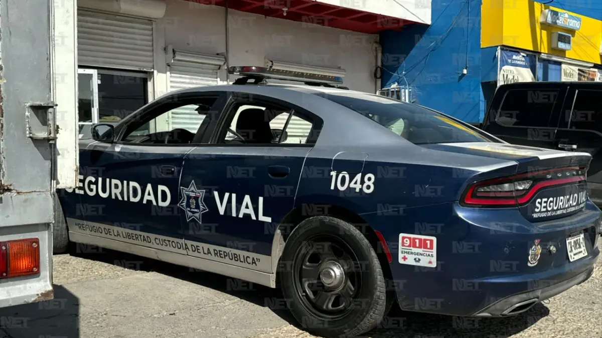 Vuelca camión de cárnicos y camioneta choca contra portón en la Óscar Flores