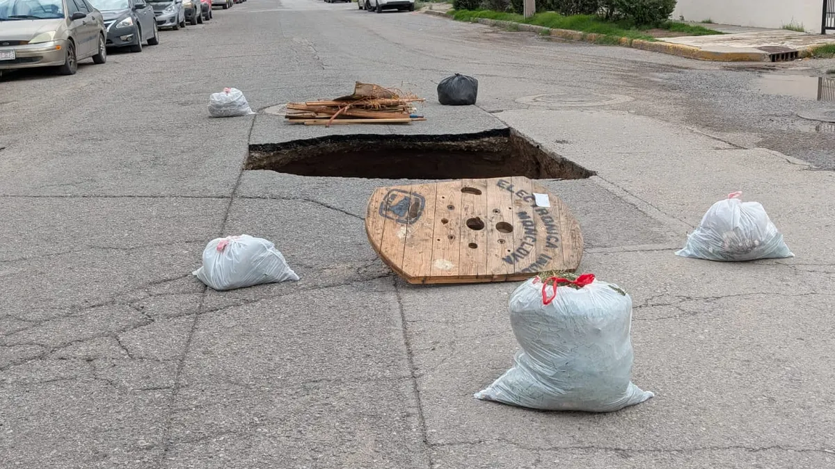 Se abre socavón en cruce de Zempoala y Sicomoros, cerca de Pueblito Mexicano