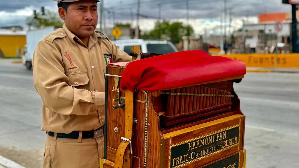 Llevan organilleros tradición musical a cruceros de Ciudad Juárez