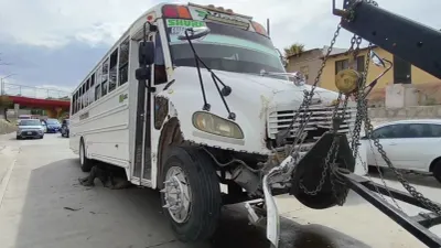 Choque entre rutera y camión de personal deja 10 lesionados en el viaducto