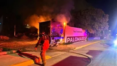 Incendio consume puesto de comida en la Felipe Ángeles