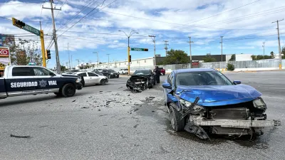 Deja choque dos autos varados en Paseo de la Victoria y Tapioca