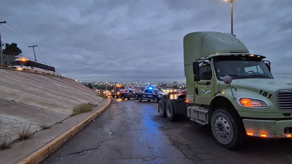 Tractocamión derrapa y se impacta contra poste y árbol en bulevar Independencia