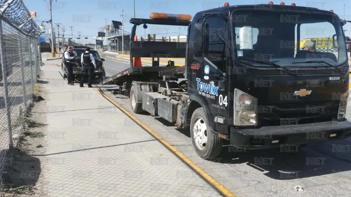 Camión se pasa luz roja, impacta camioneta y se da a la fuga en bulevar Zaragoza