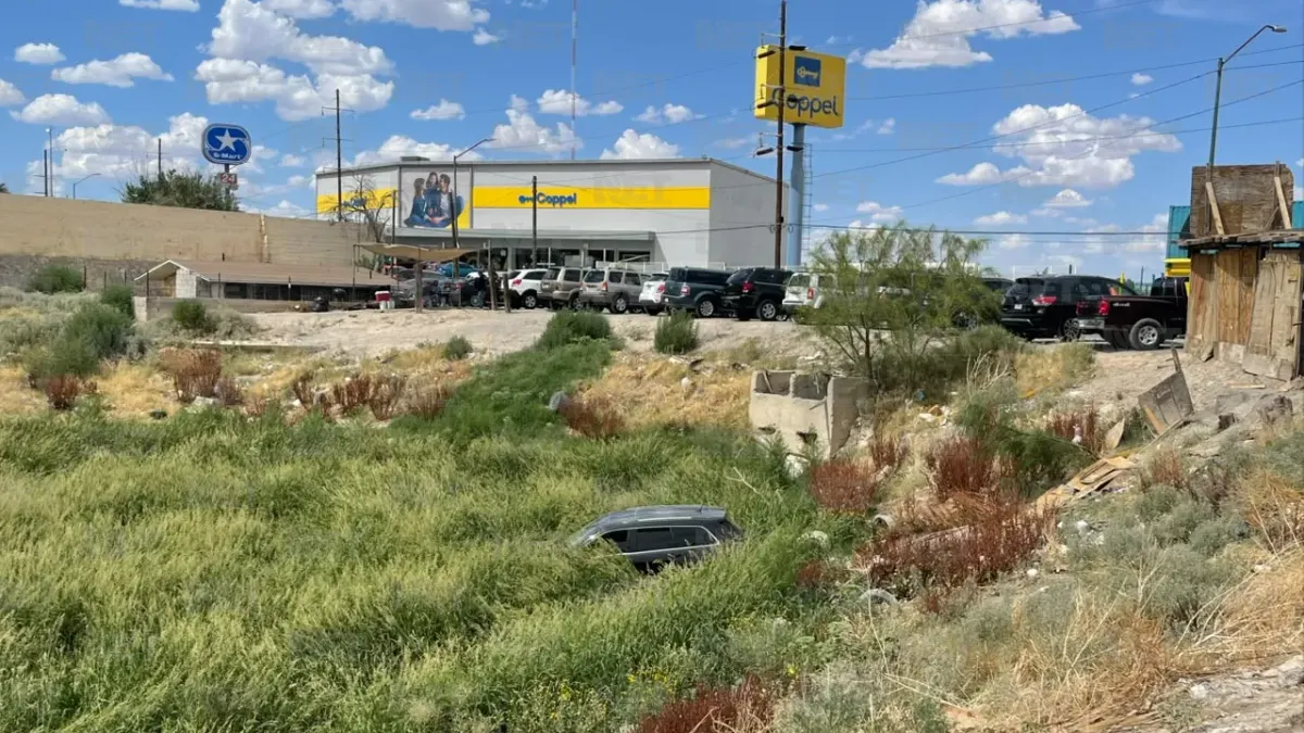 Bajó a cargar gas, olvidó poner el cambio y su Jeep cayó a un dique