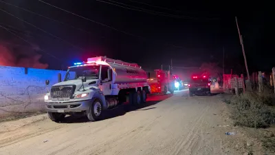 Incendio daña tres tractocamiones en empresa de transporte en el eje vial