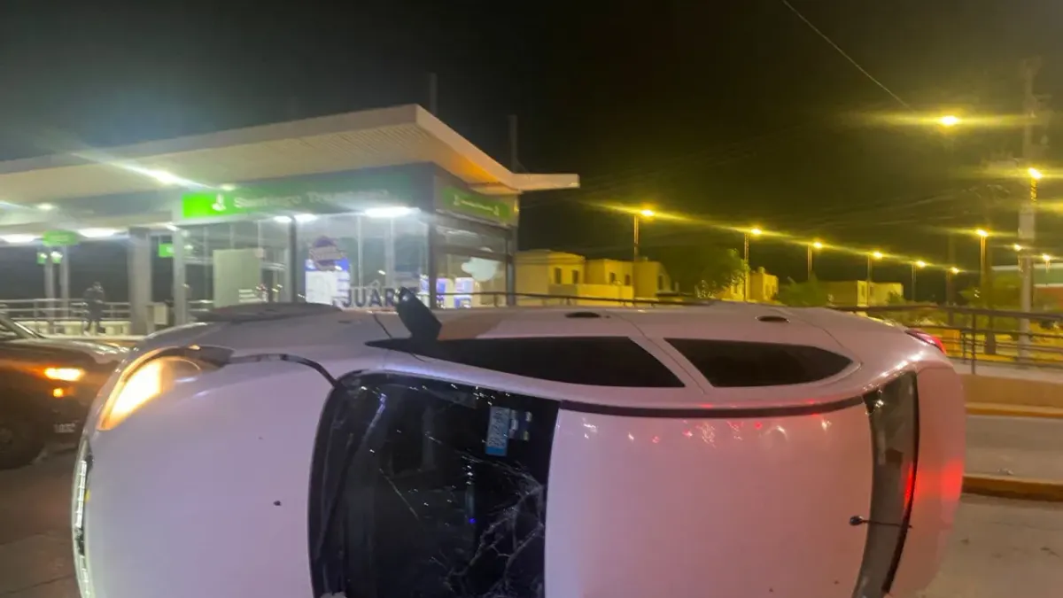 Conductor vuelca en bulevar Zaragoza y daña cámara Centinela