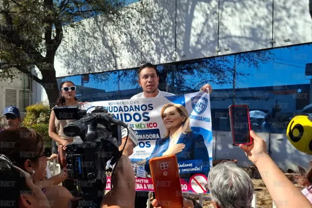 Manifestantes respaldan a Maru Campos afuera de la FGR en Chihuahua