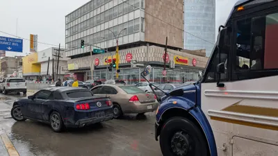 Provoca caos vial cierre de pasos a desnivel en el Centro de Juárez