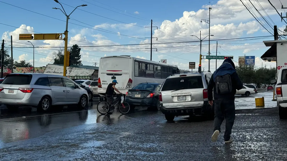 Lluvia inesperada deja encharcamientos en el sur de Juárez