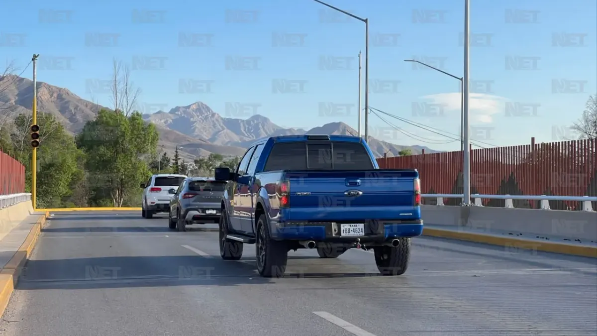 Acumula Puente Libre la mayor fila para cruzar a El Paso este domingo