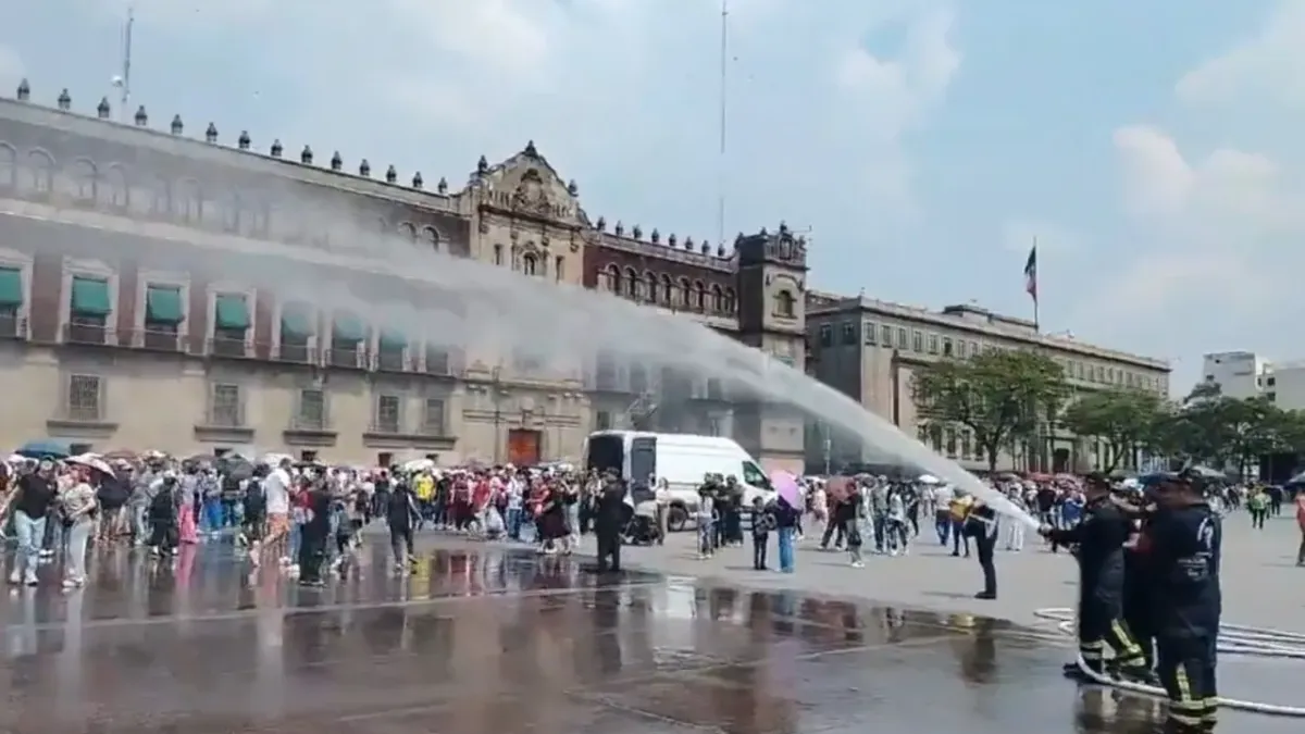 Bomberos 'bañan' a Armys en el Zócalo durante histórica visita de BTS