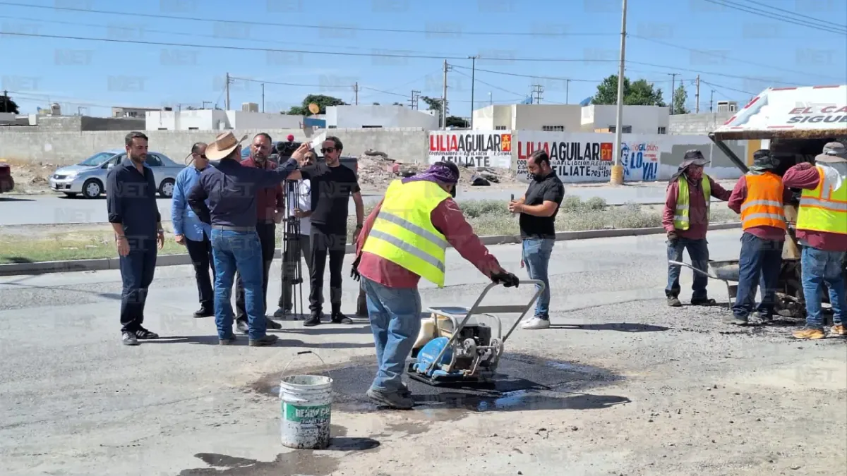 Realizan trabajos de bacheo en avenida Lote Bravo