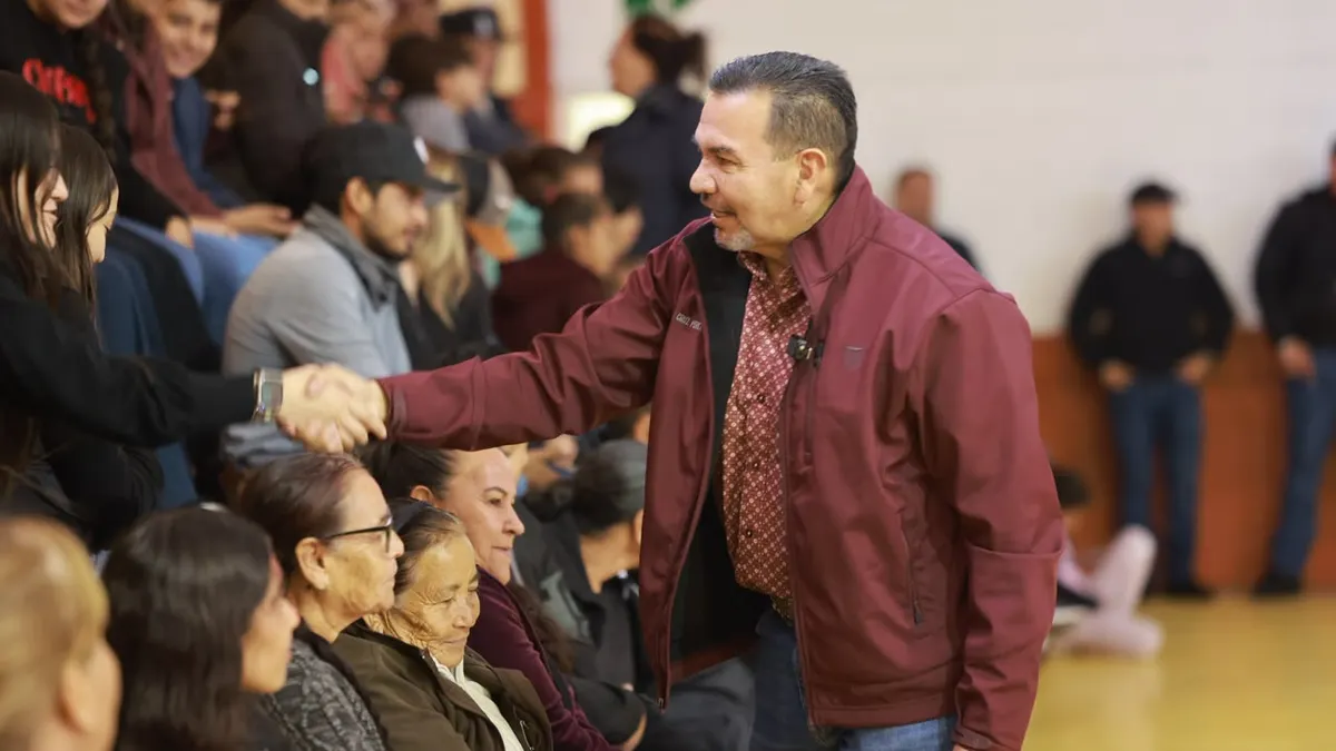 Encabeza Cruz Pérez Cuéllar entrega de mobiliario escolar en Chihuahua