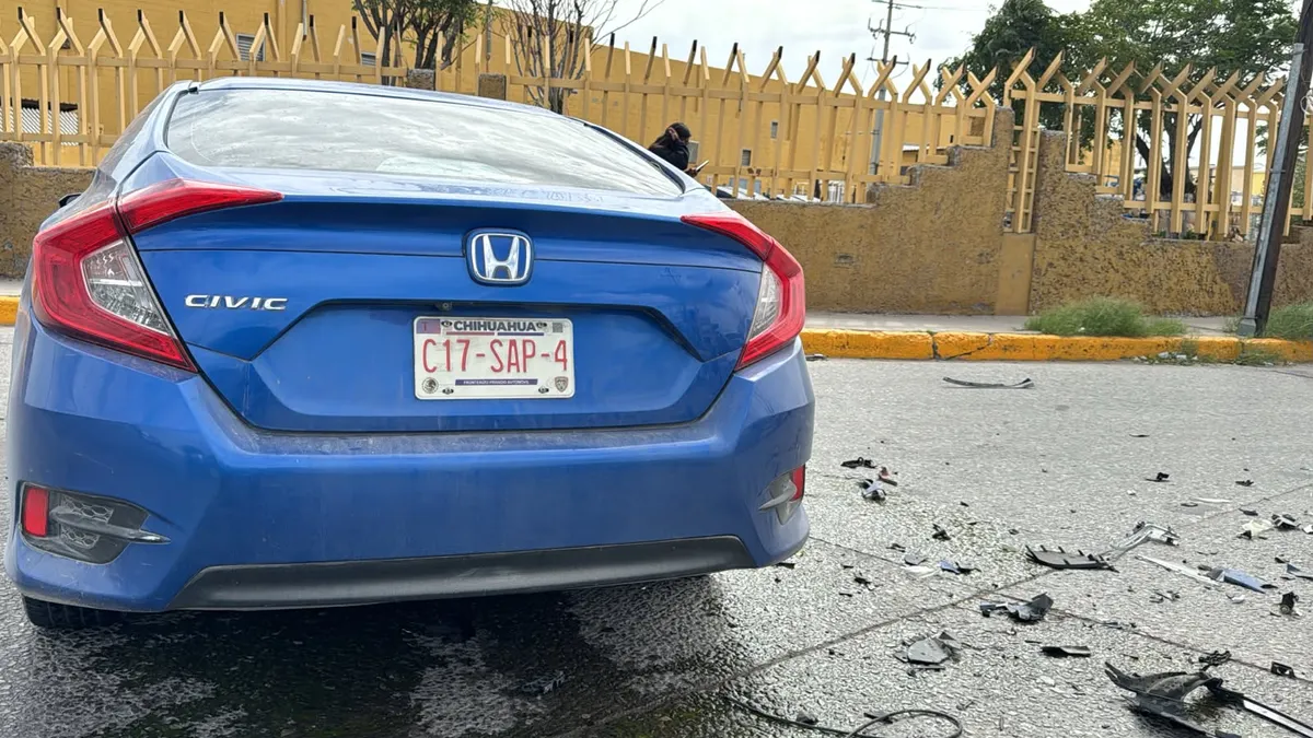 Deja choque dos autos varados en Paseo de la Victoria y Tapioca