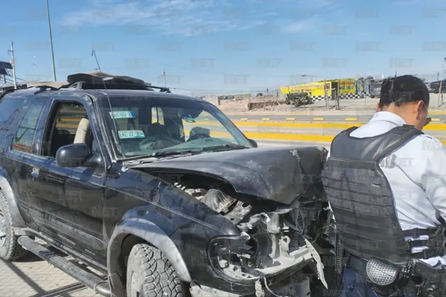 Camión se pasa luz roja, impacta camioneta y se da a la fuga en bulevar Zaragoza